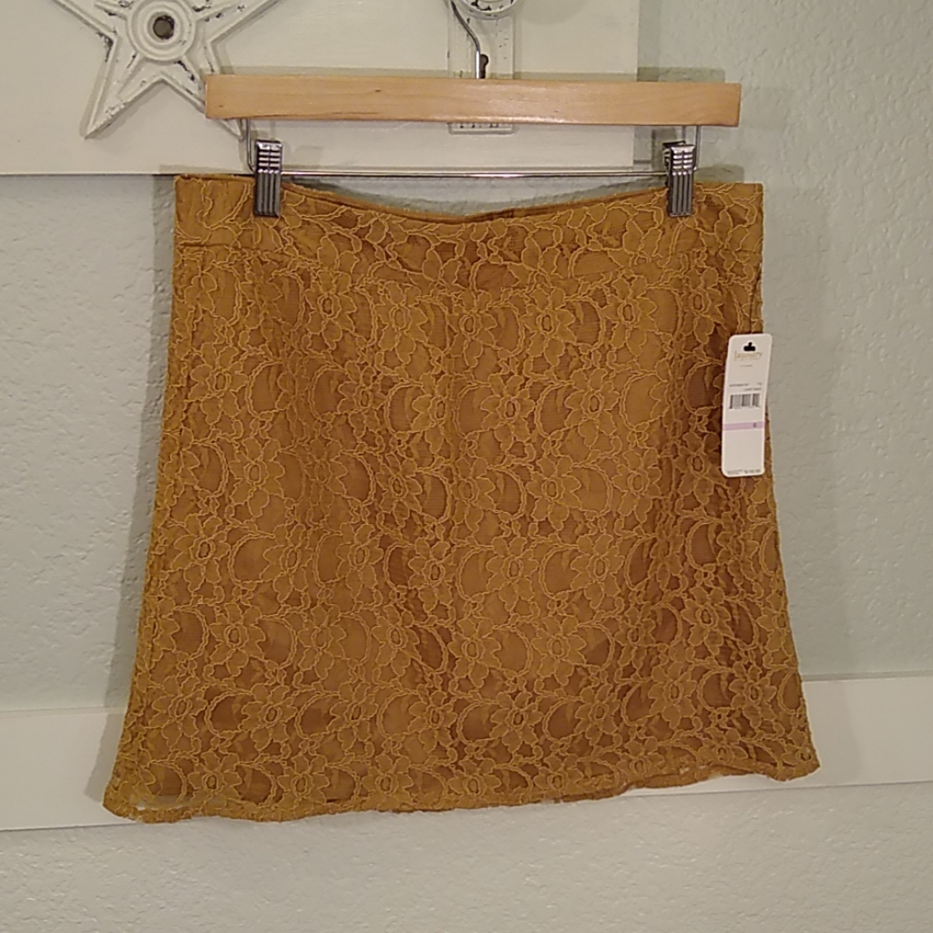 Laundry Brand Gold Lace Over Lay Mini Size 6